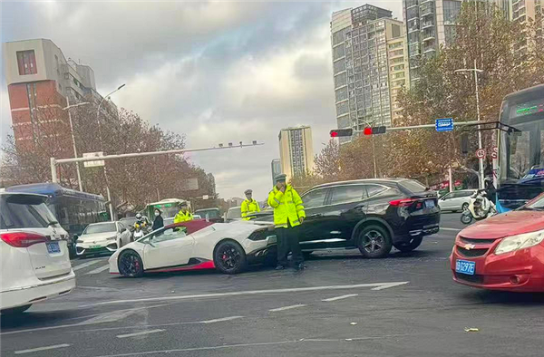 无牌兰博基尼小牛闯灯转弯被直行SUV撞个正着:损失惨重