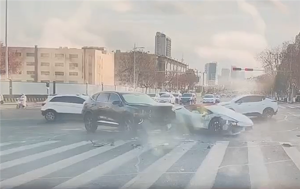 无牌兰博基尼小牛闯灯转弯被直行SUV撞个正着:损失惨重