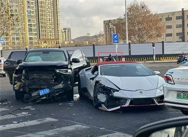 无牌兰博基尼小牛闯灯转弯被直行SUV撞个正着:损失惨重