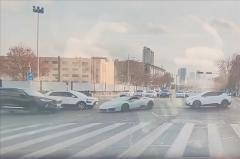 <strong>无牌兰博基尼小牛闯灯转弯被直行</strong>