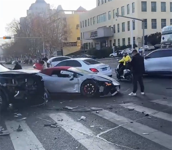 无牌兰博基尼小牛闯灯转弯被直行SUV撞个正着:损失惨重