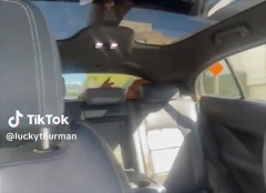 女子打自动驾驶出租车 后备箱里