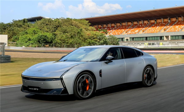 小鹏实测VLA辅助驾驶可过酒驾路卡：自动识别交警手势 停车等吹气